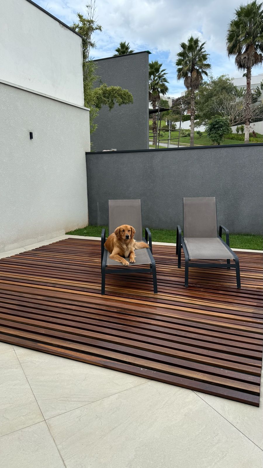 Deck de madeira com piscina